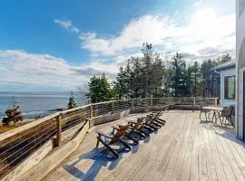 Private Oceanfront Home -- 2 Fireplaces, 4 Decks & Grill, Dog-friendly