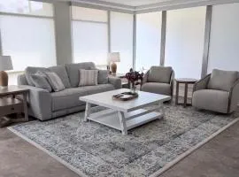 Newly renovated Apartment with King Bed and Free parking