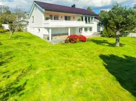 3 Bedroom Cozy Home In Ålesund