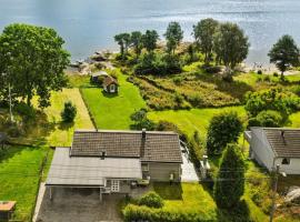 Isebakke ved Fjorden - 6 bedroom house by the fjord，位于哈尔登的酒店