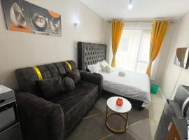 Feel home - Studio with Rooftop pool，位于Kiambu的酒店