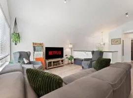 Airdrie Retreat - Sleeps 10 - Games & Banff Access