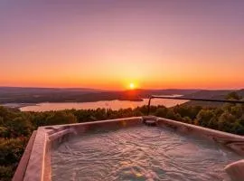 Fish Tales Cabin with a private hot tub