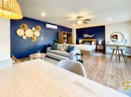 Chic Studio Kitchen WiFi TV Steps to Beach，位于El Centenario的酒店