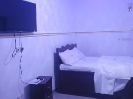 Sky Blue Guest House Buea，位于Buea的酒店