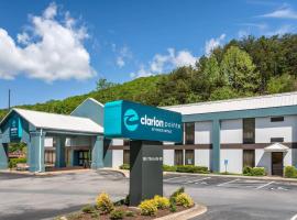 Clarion Pointe Cherokee，位于切罗基的酒店