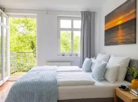 Stilvolle Ferienwohnung mit Balkon & Parkblick nahe Strand - VILLA KAETHE am Kurpark