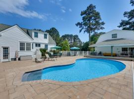 Pool & Dock Access! Bohannon Cottage on the Bay，位于Bohannon的酒店