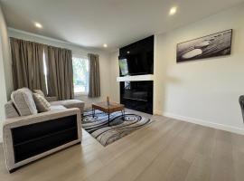 Spacious 4-Bedroom Home in NW Calgary，位于卡尔加里的酒店