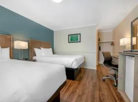 Econo Lodge Inn & Suites