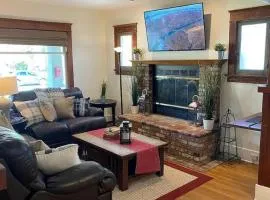 "Univeristy" Charming Craftsman - 3 bd, 2ba in Riverside