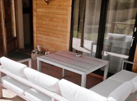 Chalet romantique - Jacuzzi privatif - King size，位于Montignac-Charente的酒店