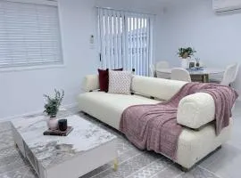 Bright and Stylish 4BR Guesthouse walk to Shops