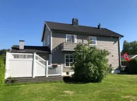 Central 2 bedroom basement apartment for 1-6 people with free parking