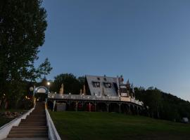 Hotel Pescarus Port Bicaz，位于比卡兹的酒店