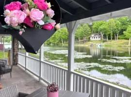 Couples Lakefront Retreat in the Poconos