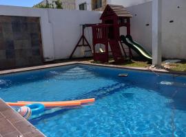 Casa completa, 4 dormitorios, 7 camas dobles, 4 sofá cama, 3 baños 1 en planta baja, cocina equipada, consola Arcade, asador, juguetes para niños, plancha, secadora, cafetera, etc, fraccionamiento privado, zona de vías rápidas y toallas，位于托雷翁的酒店