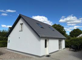 House overlooking the countryside and close to the city，位于米泽尔法特的酒店