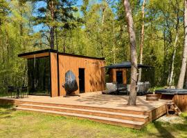 Telise TinyOne - Modern Forest Escape with Private Hot Tub，位于Vööla的酒店