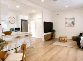 Lake Macquarie Getaway - 3BR - Deck - Games Room