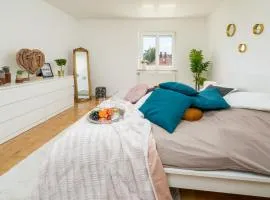 OG2 M Apartment with Balcony - 10 min to Salzburg