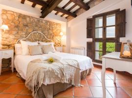 Masia Can Canyes & Spa，位于San Lorenzo de Hort&oacute;ns的带热水浴缸的酒店