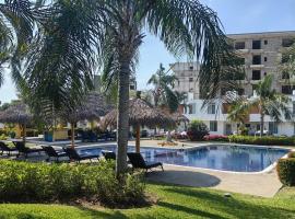 House with Terrace, Garden and Private Pool Access，位于布塞里亚斯的酒店