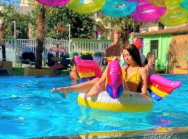 Casa Barbie Pool Hostel 3 Min Walk to Beach Please，位于科斯蒂内什蒂的酒店