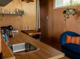 Vrij aan de Amstel Tiny House met hottub aan het water，位于Woerdense Verlaat的酒店