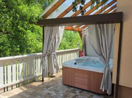 Apartment Jurček with jacuzzi & sauna，位于卢斯的酒店
