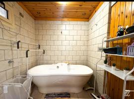 Wooden Cabin in a private villa in New Cairo，位于开罗的酒店