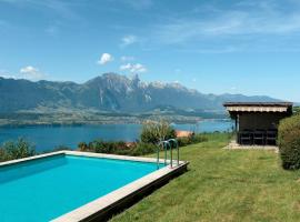 Private Chalet with Pool, Lake & Mountain Views，位于阿施伦的酒店