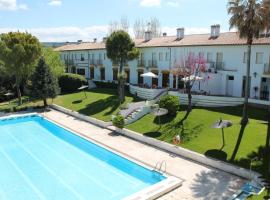 Hotel Tugasa El Almendral，位于塞特尼尔的带泳池的酒店