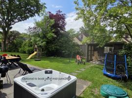 7 person House with garden, firepit, optional whirlpool, hammock, child friendly, slide, swimming lake and great coffee，位于Ewijk的酒店