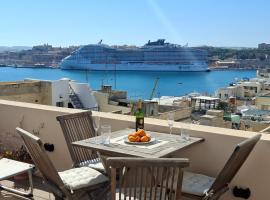 Historic Ground Floor apartment in medieval knights house with Sea View at the Marina，位于森格莱阿的酒店