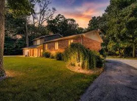 River Retreat Secluded Oasis with Hot Tub-Family Friendly