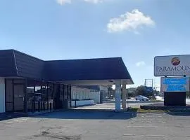 Paramount Lakeside Inn & Suites