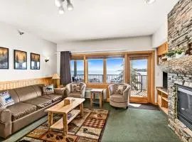Panoramic Lake Views 1 BR King Suite & Whirlpool, Kitchen and Hot Tub