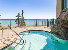 Panoramic Lake Views King Bed Studio, Whirlpool and Hot Tub，位于图哈伯斯的酒店