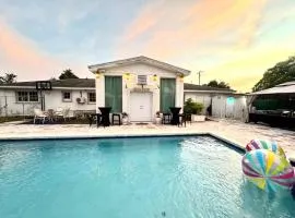 Spacious Pool and Beach Getaway 10 min Walk to The Beach