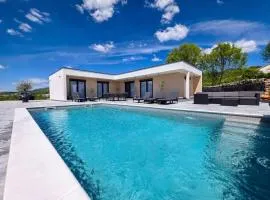 Luxury Villa Lea with Swimming Pool, Sauna & Jacuzzi
