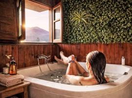 Holiday Home Berghütte mit Terrasse- Kamin und Jacuzzi by Interhome，位于帕拉莫的酒店