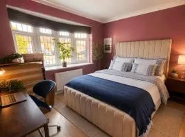 Home from Home - Shared Facilities - Ground Room - Raspberry Room - M25 A127 London 30 Mins Train