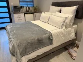 Modern studio apartment based in Rondebosch East
