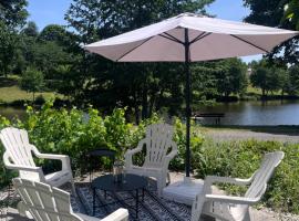 Cosy Cottage on the Lake，位于Écuras的酒店