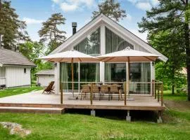 Stylish 3-Bedroom Home by Forest and Swimming Spots