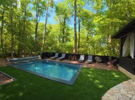 Forest Escape with Jacuzzi & Pool Among the Trees by Destination GREEN Croatia，位于Ivanec的酒店