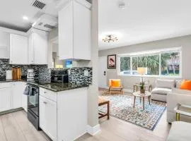 SoSo Coastal Retreat Walk to Intracoastal & Downtown