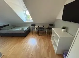 Zimmer für 3 Personen, Kühlschrank-Bad