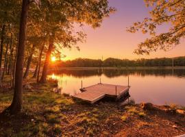 Lakefront Cabin, Hot Tub, Beach, Pets OK，位于布什基尔的酒店